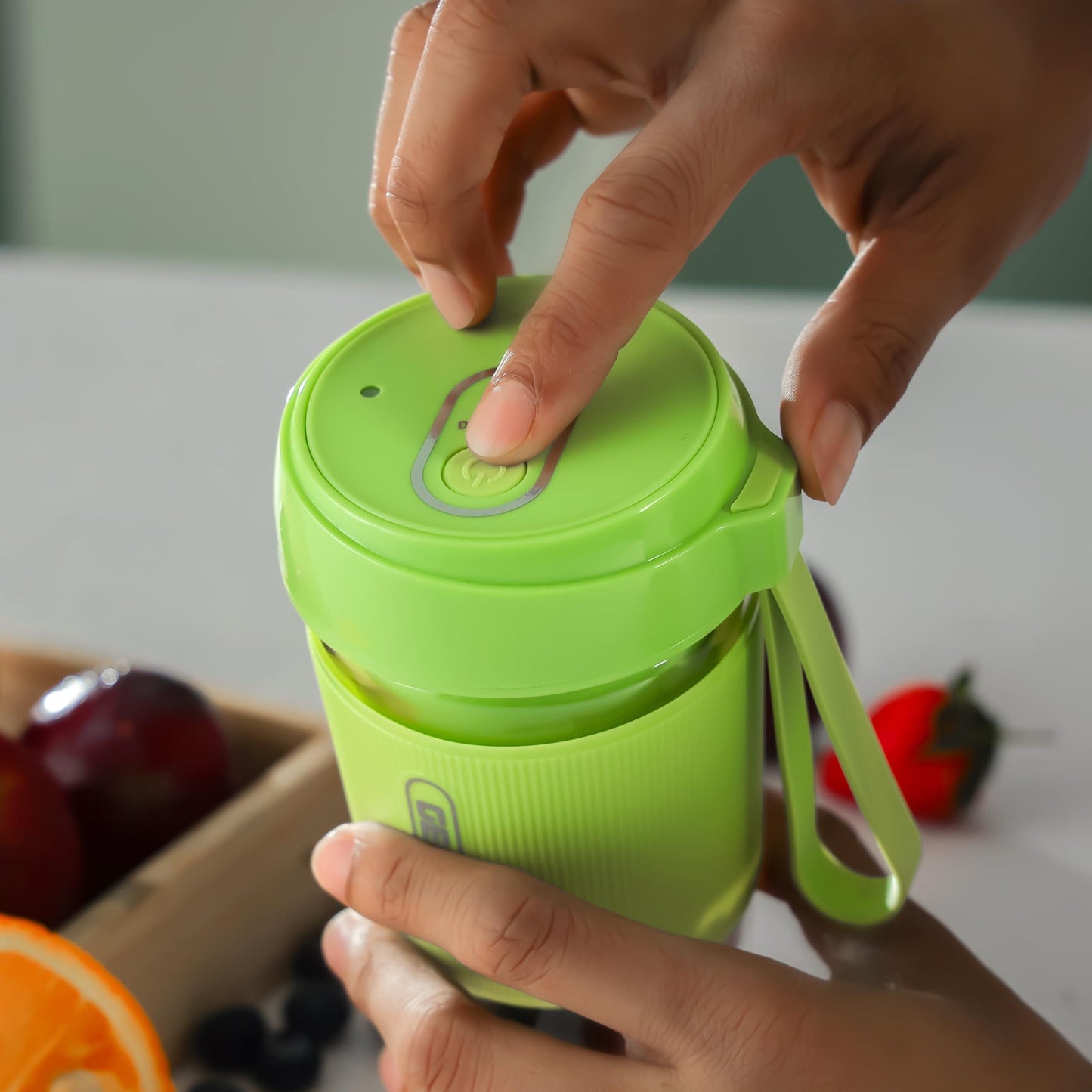 Geepas GSB44073 Rechargeable Portable Juicer – Fresh Juicing On the Go! - LIFE STORES UGANDA