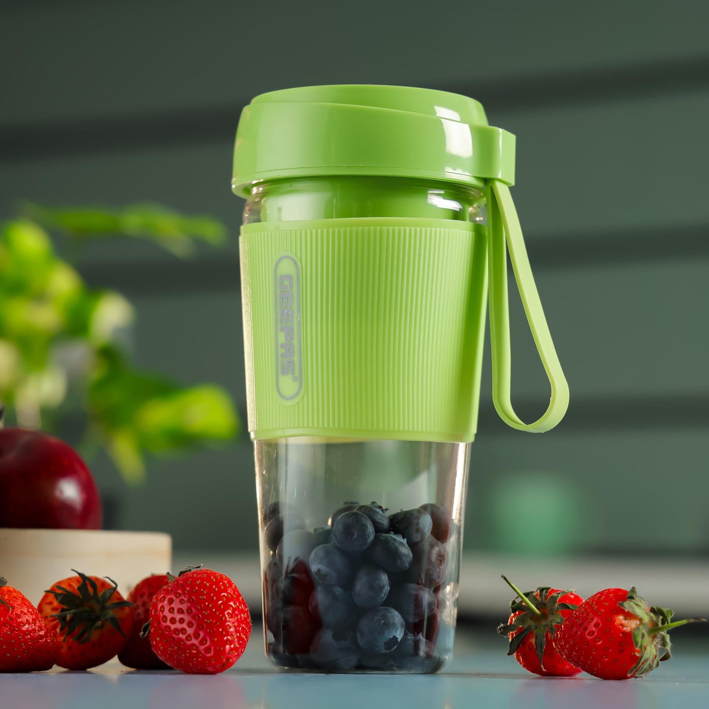 Geepas GSB44073 Rechargeable Portable Juicer – Fresh Juicing On the Go! - LIFE STORES UGANDA