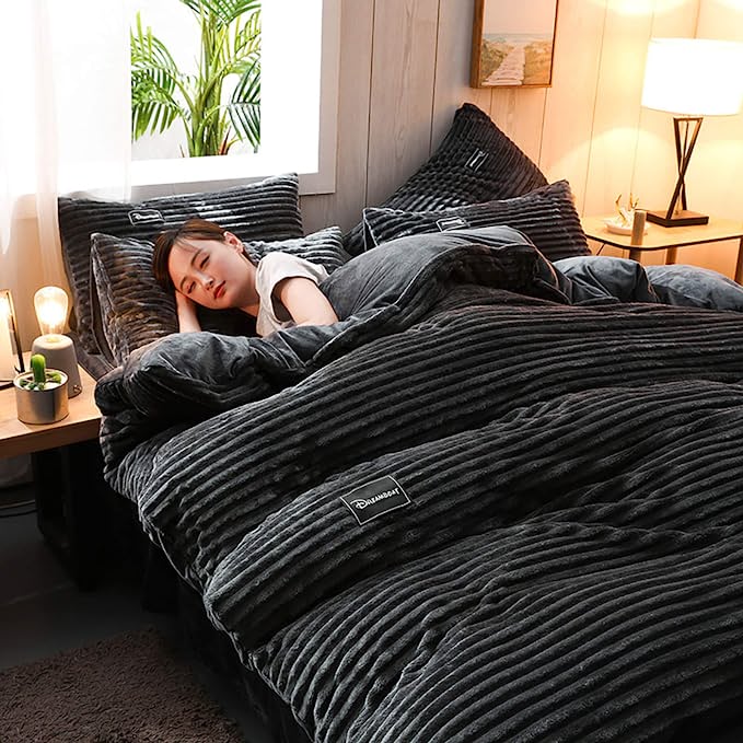 4-Piece Classic Black Velvet Duvet Cover Set - Plush & Luxurious Bedding with Bedsheet & Pillowcases
