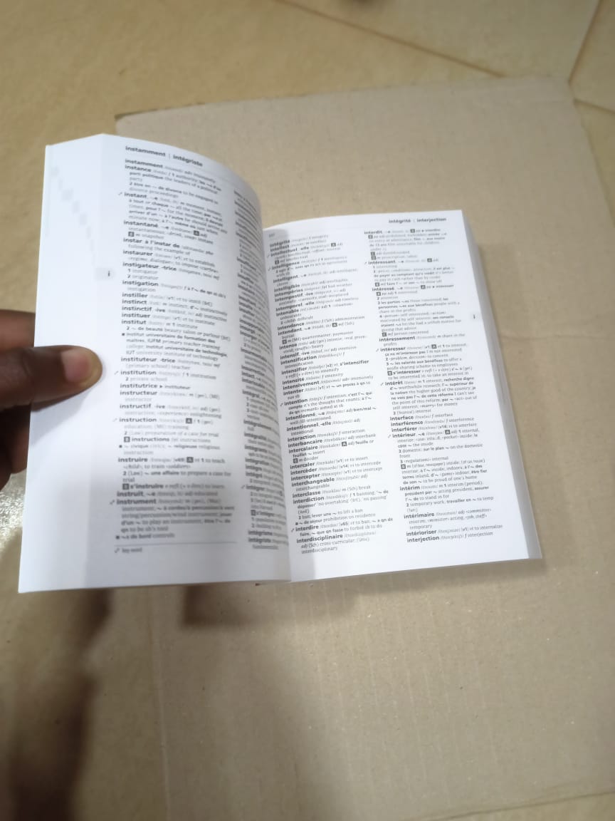 Compact Oxford-Hachette French Dictionary | French-English English-French Translation | 120,000 Translations by Oxford Languages