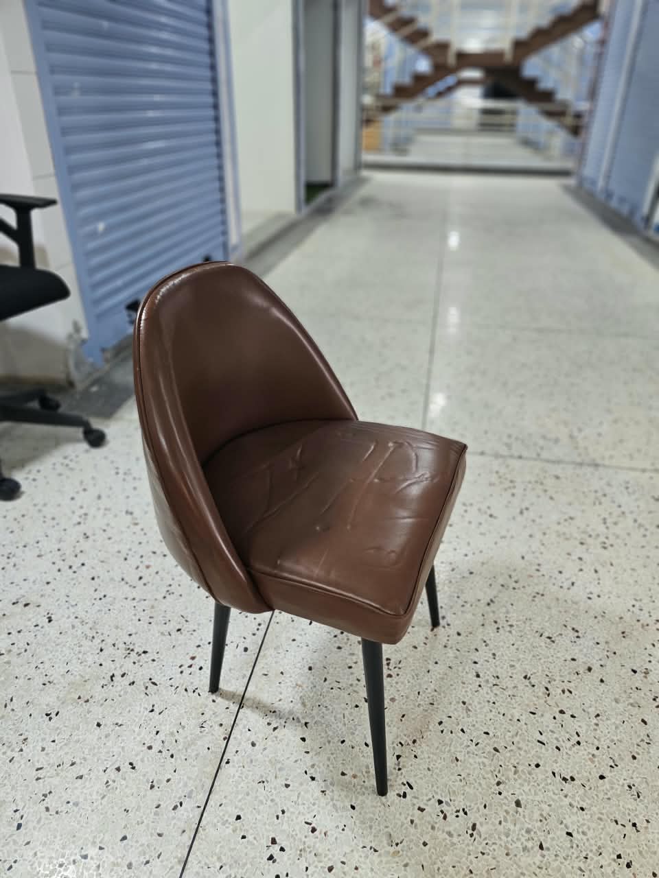 Modern Brown Faux-Leather Accent Chair – Curved Backrest & Slim Black Metal Legs