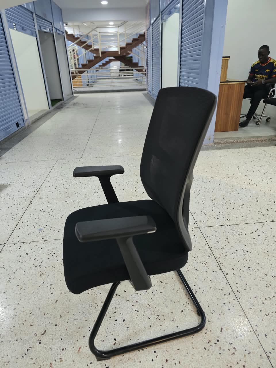 Modern Black Mesh Office Chair – Cushioned Seat, Fixed Armrests & Metal Sled Base