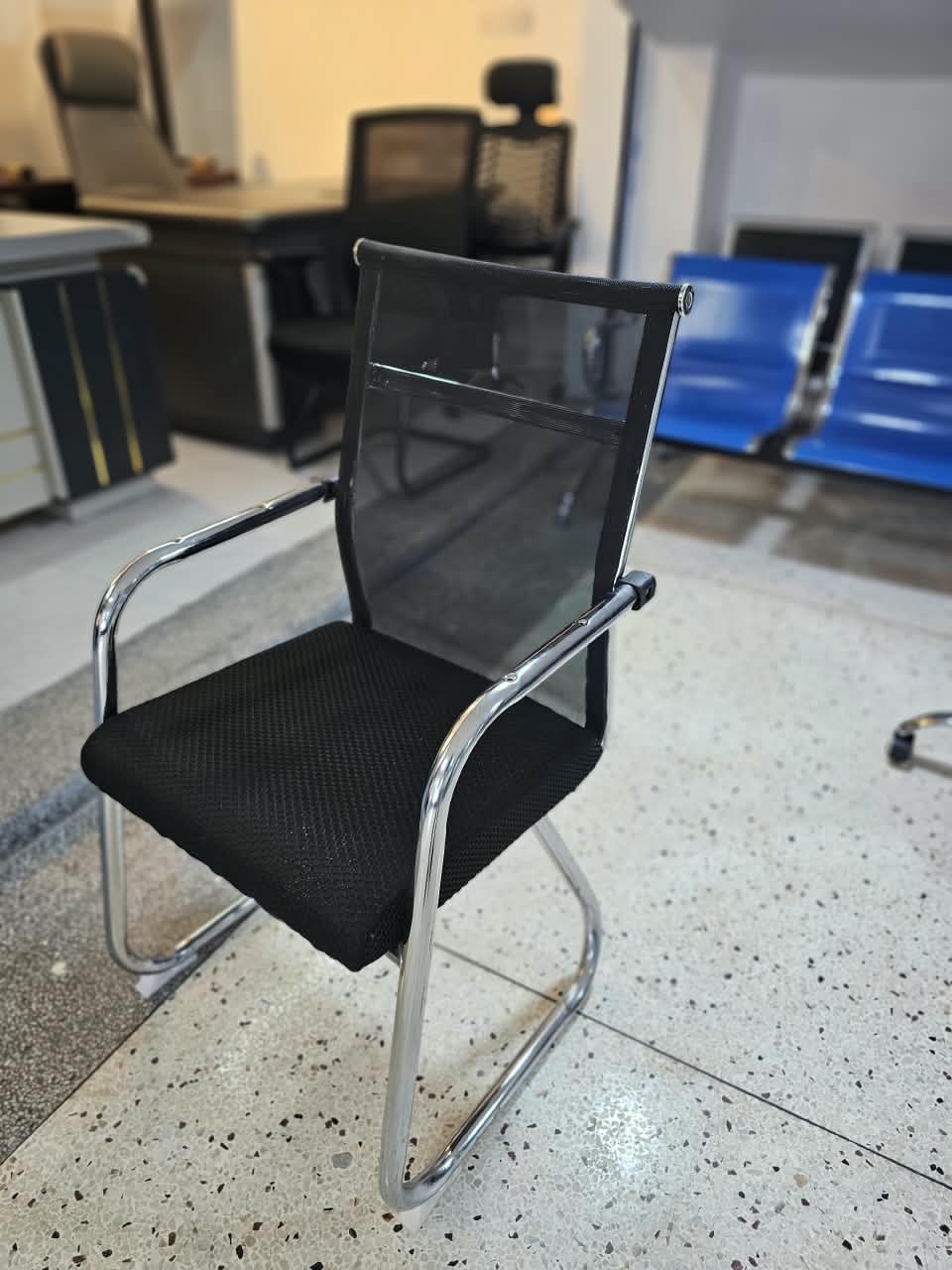 Modern Black Mesh Visitor Office Chair – Polished Chrome Cantilever Base & Fixed Curved Armrests