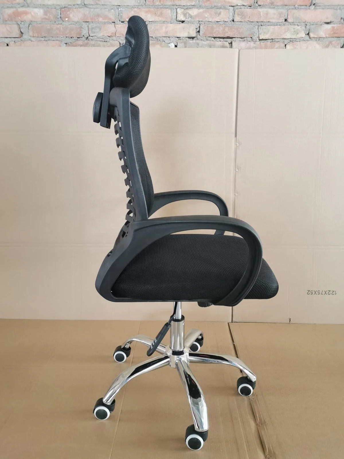 Black Ergonomic Mesh Office Desk Chair – Striped Mesh Back, Adjustable Headrest & Chrome Swivel Base