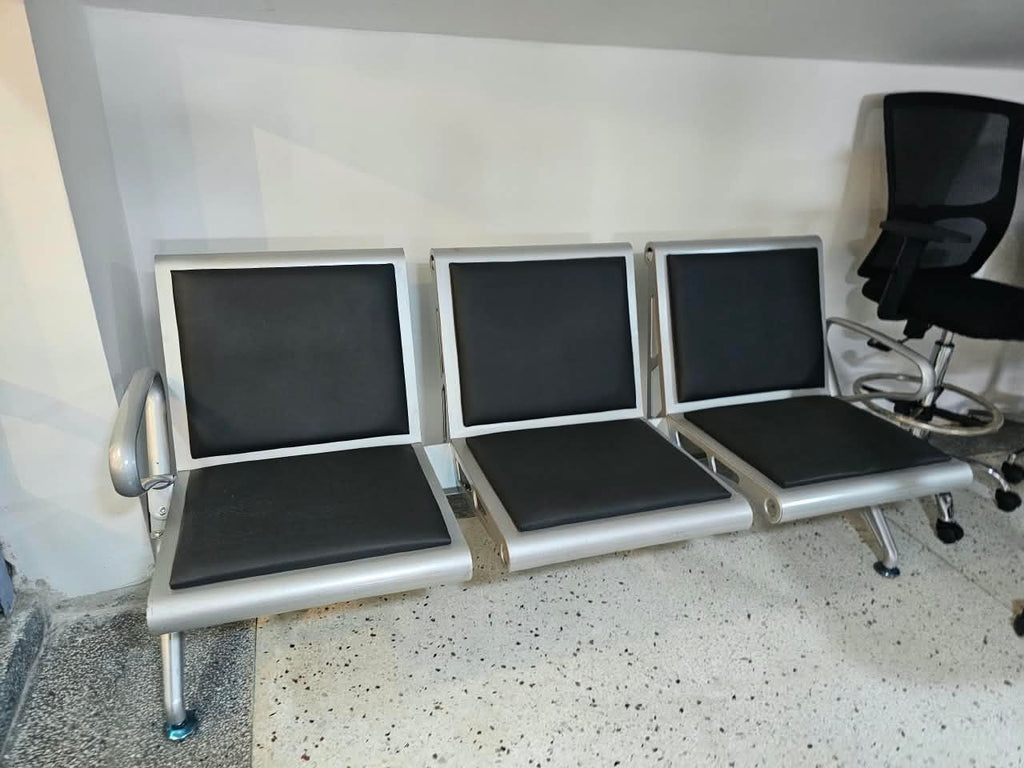 Modern 3-Seater Public Waiting Bench – Black Cushioned Seats & Silver Metal Frame