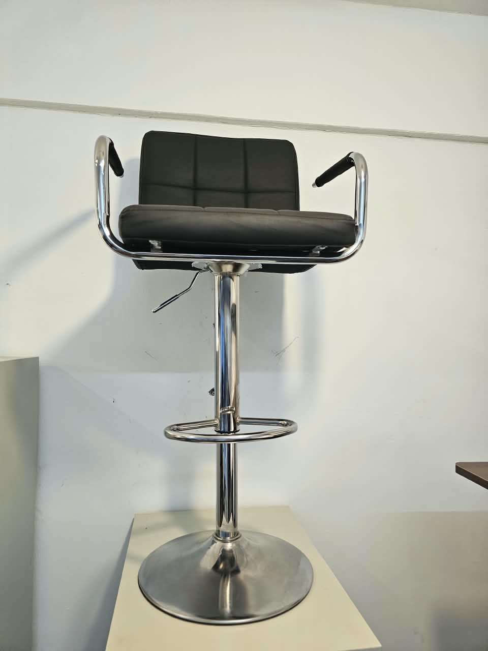 Black Adjustable Faux-Leather Bar Stool – 360° Swivel, Chrome Armrests & Integrated Footrest