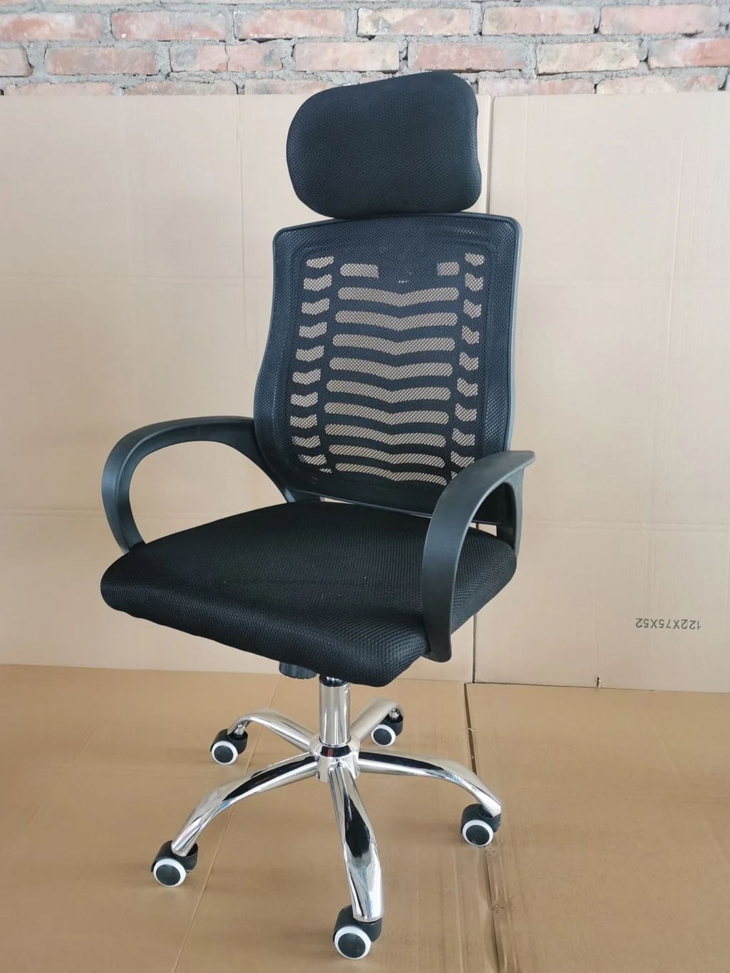 Black Ergonomic Mesh Office Desk Chair – Striped Mesh Back, Adjustable Headrest & Chrome Swivel Base