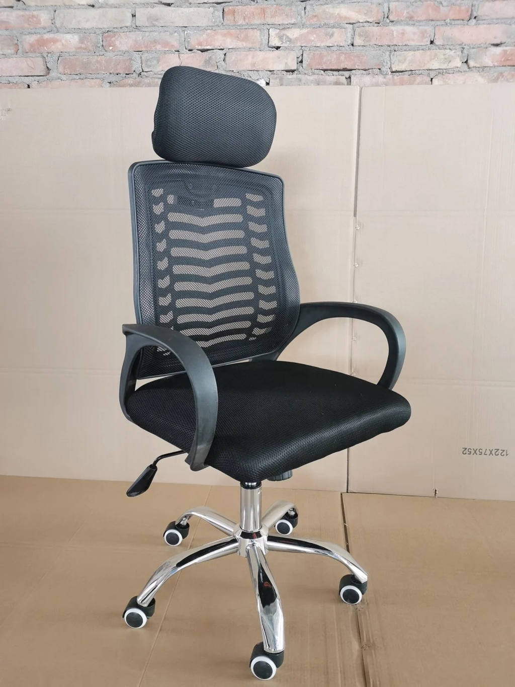 Black Ergonomic Mesh Office Desk Chair – Striped Mesh Back, Adjustable Headrest & Chrome Swivel Base