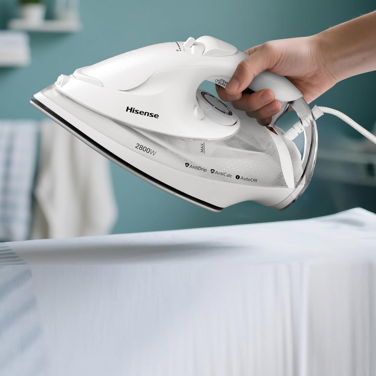 Hisense Steam Iron 2800W – 250ml Water Tank, Vertical Steam & Auto Shut-Off