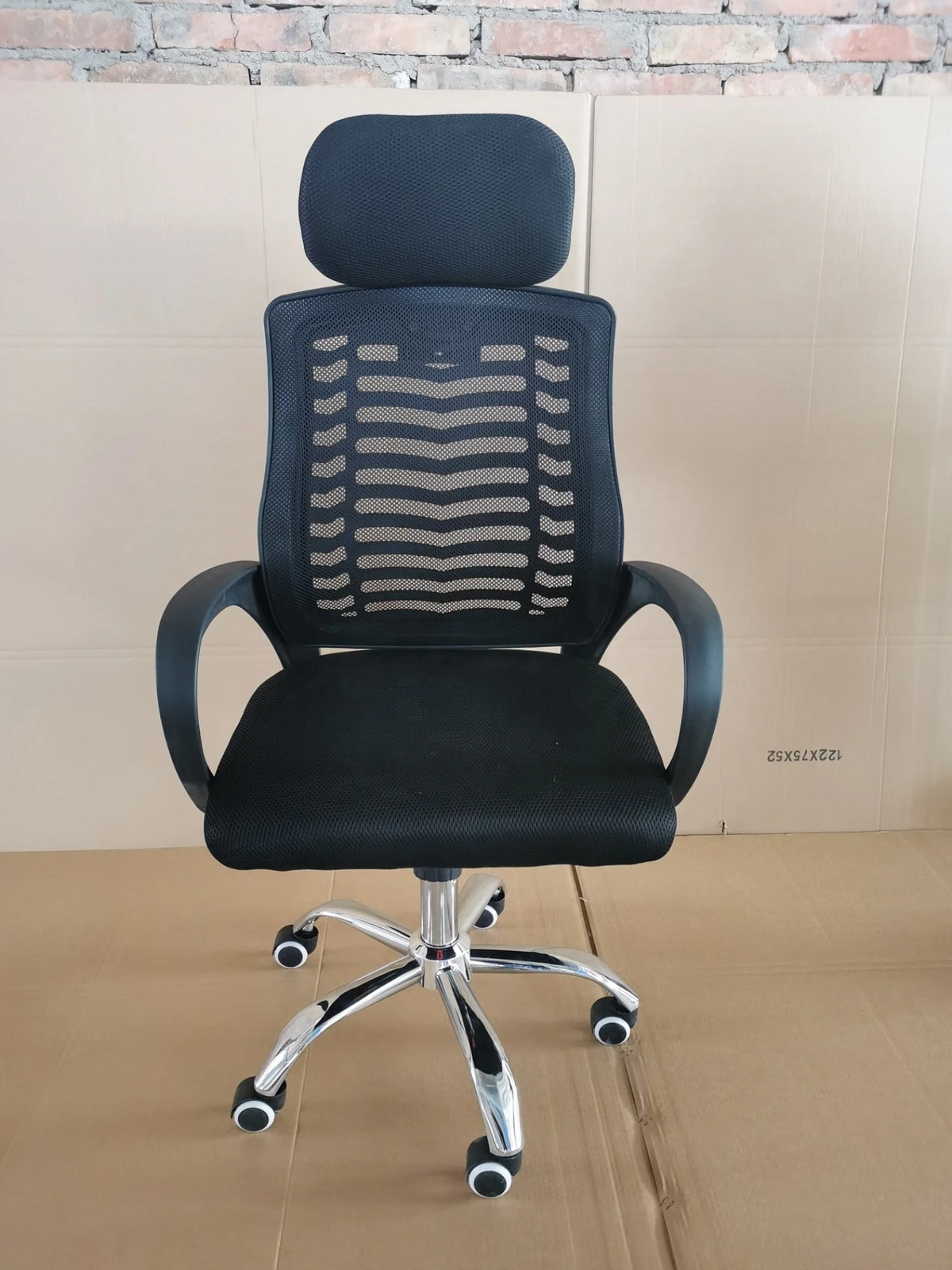 Black Ergonomic Mesh Office Desk Chair – Striped Mesh Back, Adjustable Headrest & Chrome Swivel Base