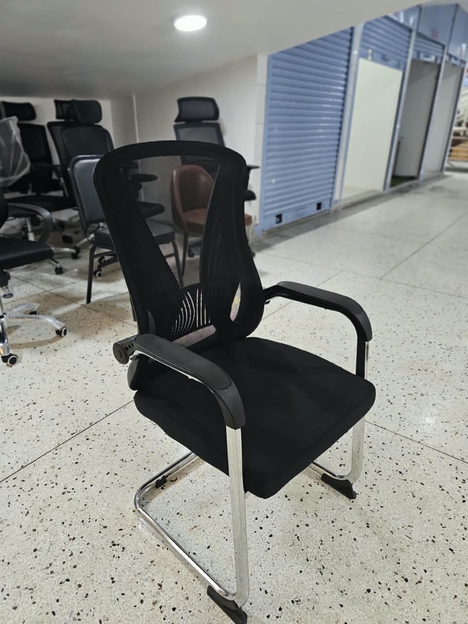 Black Mesh Office Visitor Chair – Padded Seat, Curved Backrest & Chrome Cantilever Base